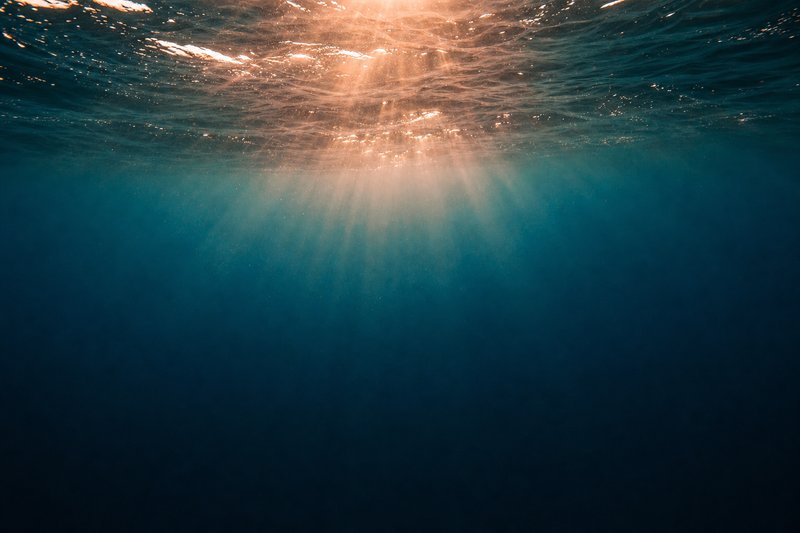 Offene Wassersäule des Atlantiks von unten, Sonnenstrahlen fallen durch die Oberfläche (mit AI erstelltes Bild)