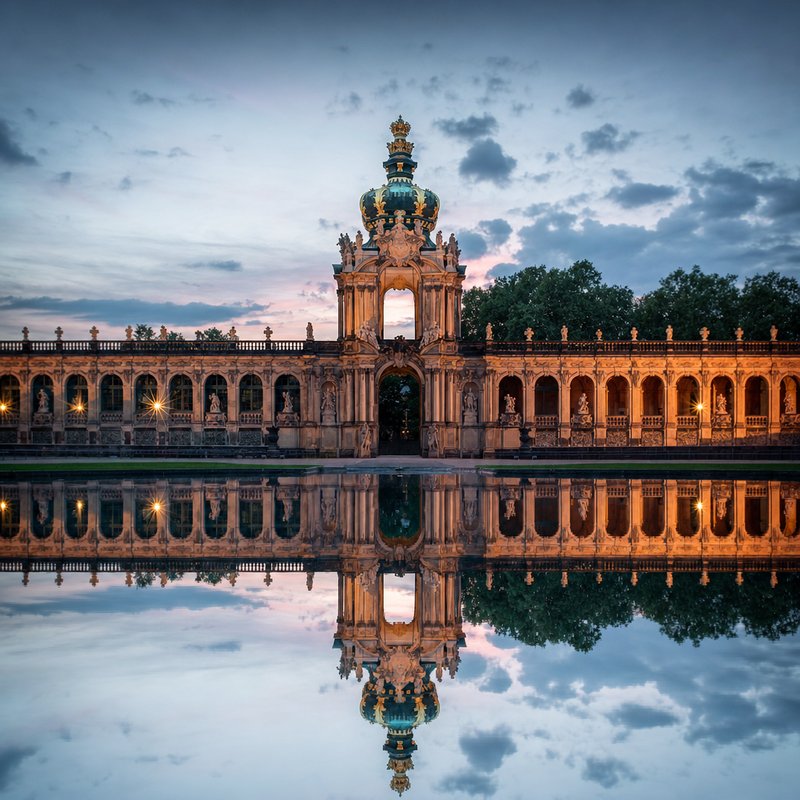 Das Kronentor des Zwingers über dem Wasserbecken des Innenhofs (mit AI erstelltes Bild)